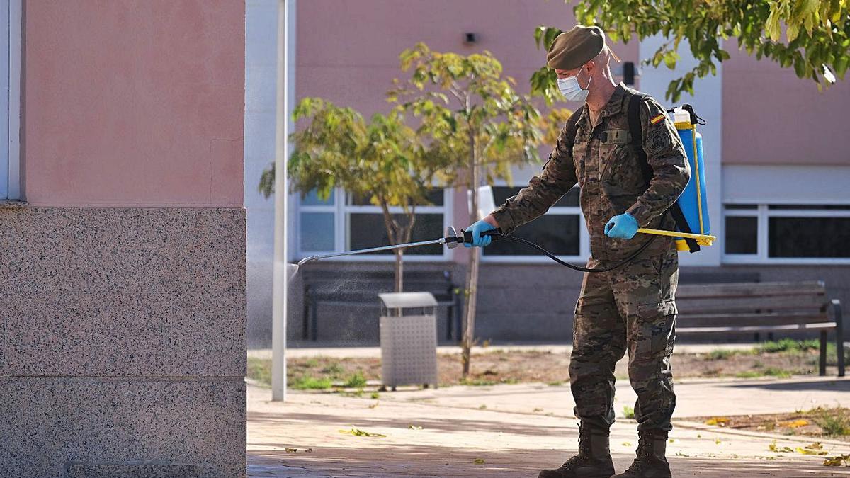 Un militar del regimiento NBQ desinfecta las instalaciones, tras llegar ayer a Petrer. | ÁXEL ÁLVAREZ