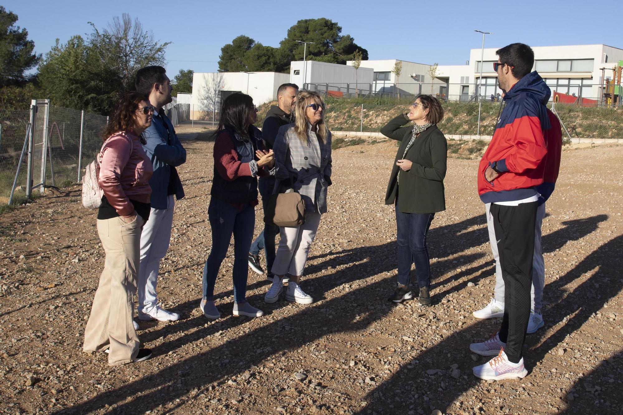 Protesta a las puertas del CEIP Lluís Vives de Bocairent por la paralización de las obras.