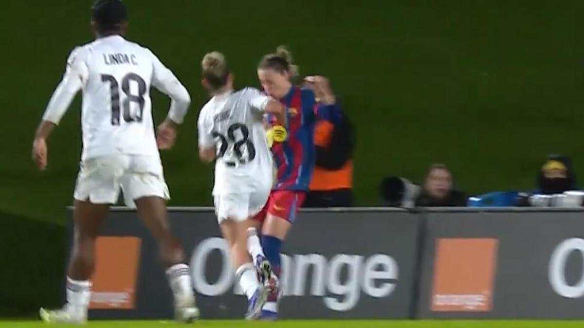 Irune Dorado propina un codazo a Ona Batlle.