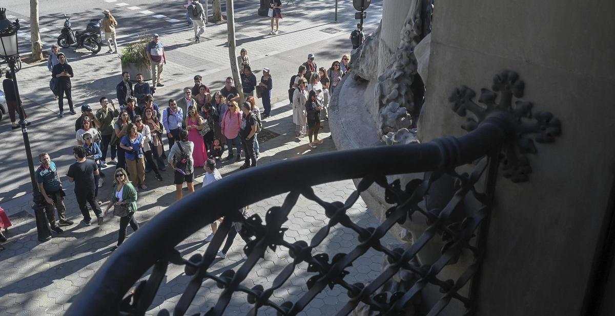 Turistas frente la casa Lleó i Morera en el número 35 del paseo de Gràcia