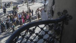 Turistas frente la casa Lleó i Morera en el número 35 del paseo de Gràcia