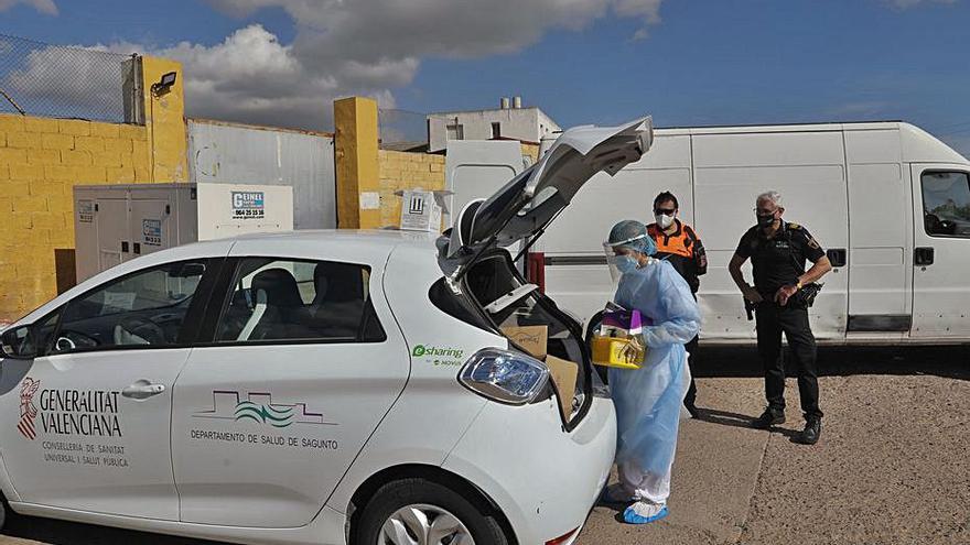 Sanitaria al llegar al centro ayer para hacer nuevas PCR. | DANIEL TORTAJADA