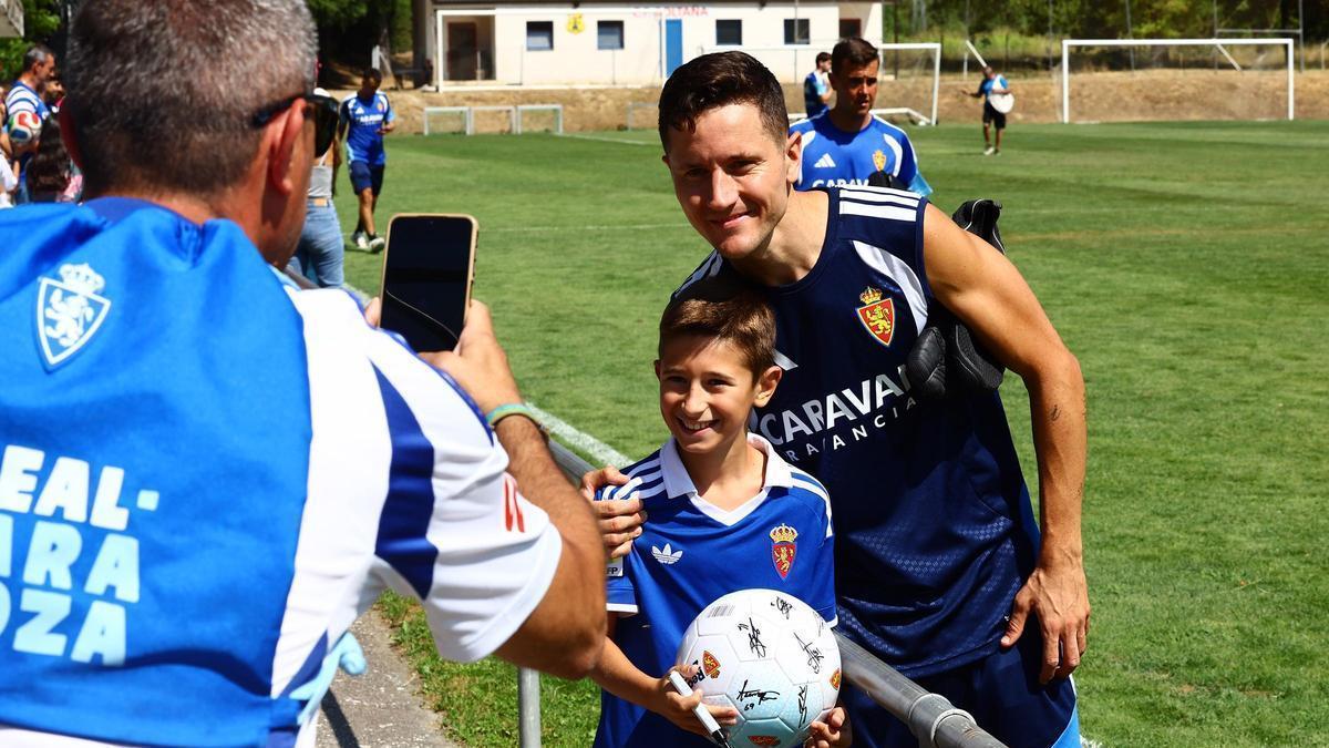 Ander, junto a un joven aficionado tras un entrenamiento en Boltaña.