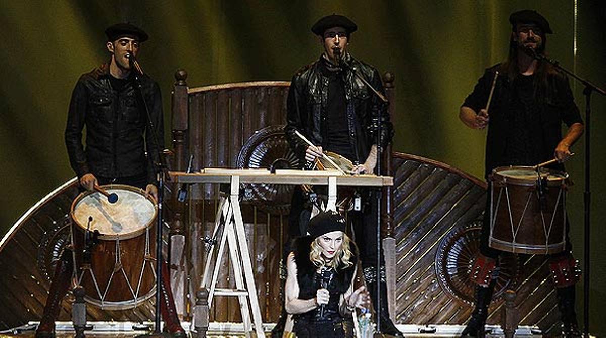 Madonna, amb txapela, i el grup Kalakan.