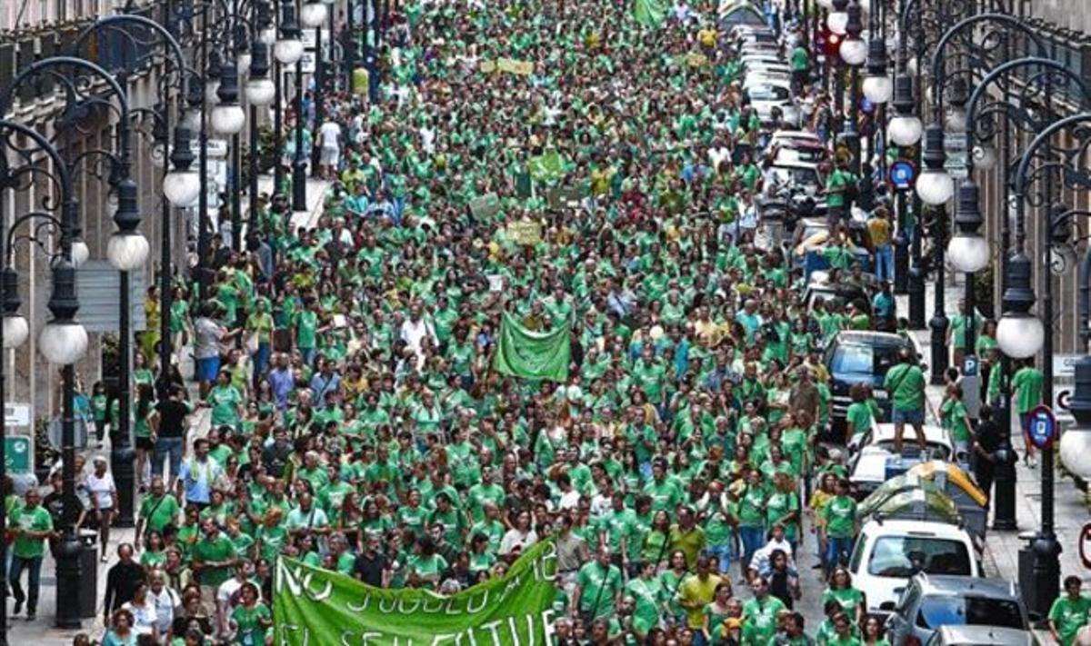 Un tramo de la 'marea verde', ayer por la tarde en el centro de Palma de Mallorca.