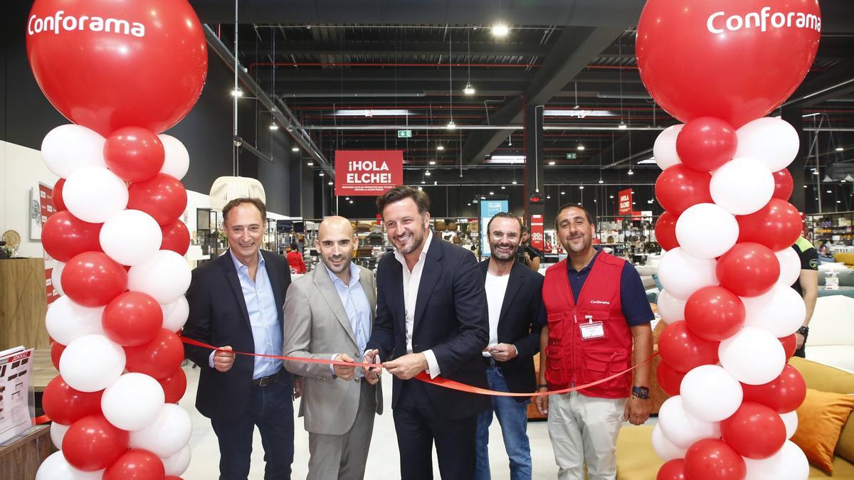 Momento de la inauguración oficial de la nueva tienda de Conforama en Elche.