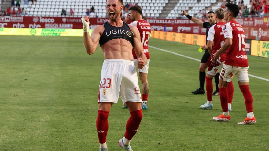 Flakus celebra el gol que significó la victoria ante el Algeciras y que aseguró el segundo puesto. | PEPE VALERO