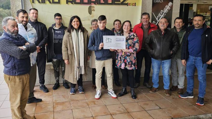 La Asociación A Croa hace entrega de 2.160 euros al esgrimista Kiko Rodríguez