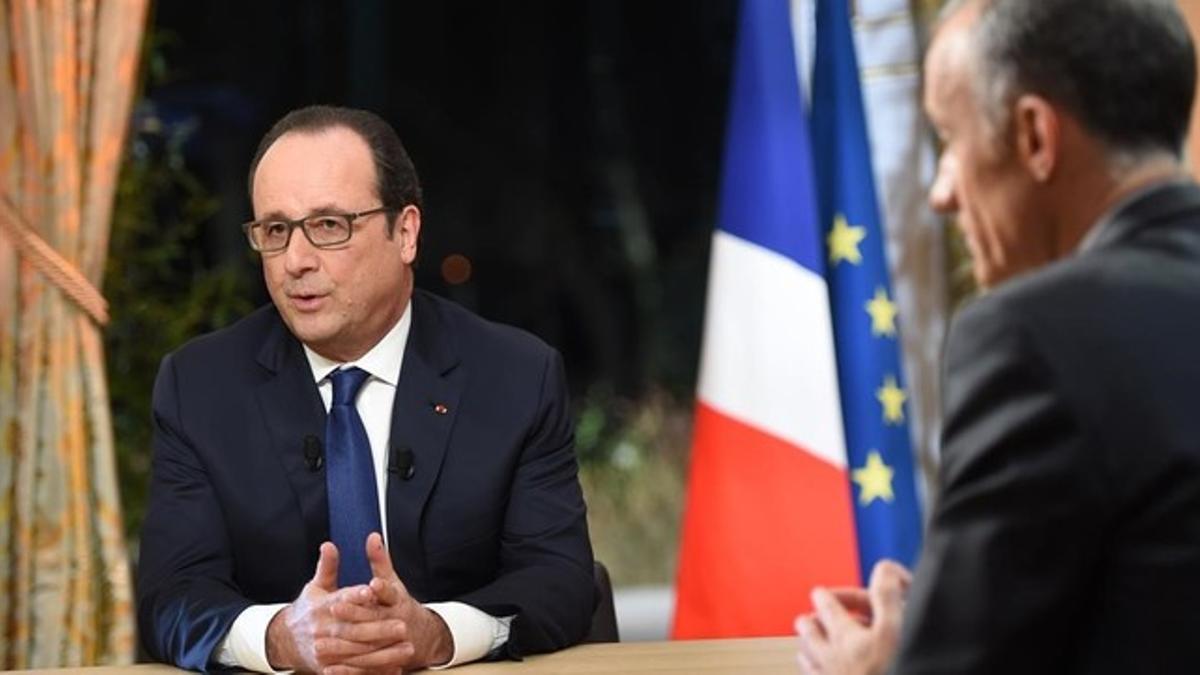 Hollande (izquierda), a punto de empezar la entrevista en la cadena France 2, este jueves.