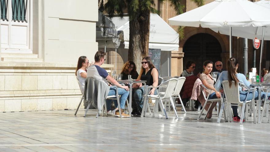 Terrazas llenas para disfrutar de la subida de las temperaturas.