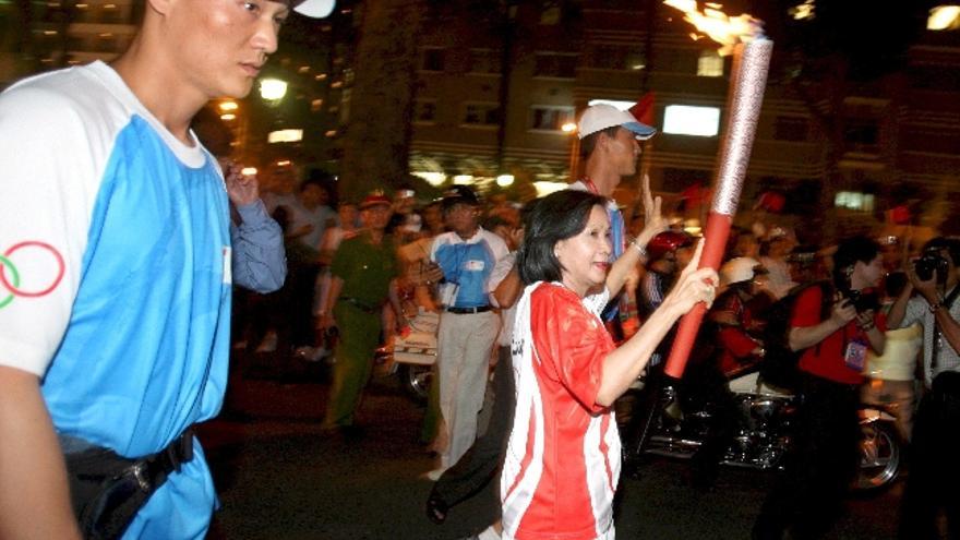 La vicepresidenta del Comité del Pueblo de Ho Chi Minh, Nguyen Thi Thu Ha, corre con la antorcha olímpica durante la carrera de relevo en Ho Chi Minh (Vietnam), hoy 29 de abril de 2008. El relevo de la antorcha olímpica ha recorrido la ciudad en la que es su última parada antes de volver a China, tres meses antes del comienzo de los Juegos Olímpicos de Pekín 2008.