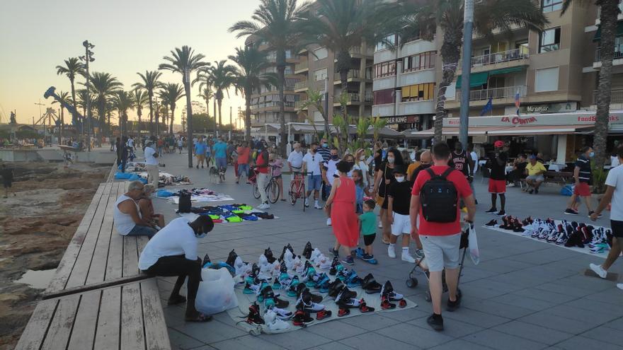 El Ayuntamiento de Torrevieja multará a los compradores de productos de los manteros en el paseo marítimo