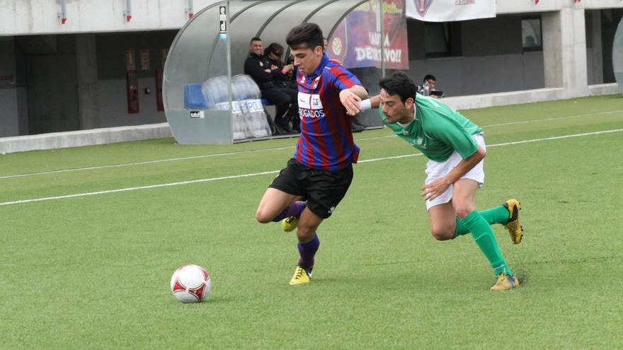 Carlos Crespo en un partido con el Eldense.