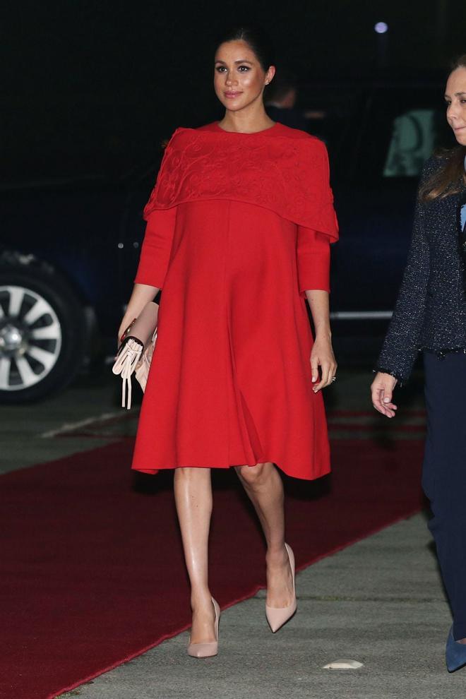 Meghan Markle con vestido rojo Valentino en Casablanca