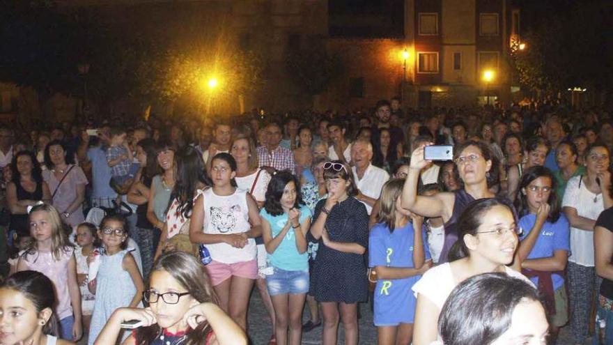 El público espera el inicio del acto de presentación de la reina y las damas de las fiestas. Foto