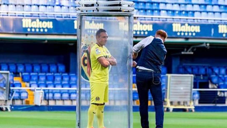 Cazorla apareció sobre el césped del Estadio de la Cerámica dentro de una urna.