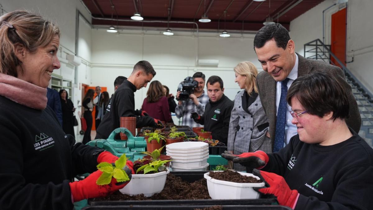 El presidente andaluz Juanma Moreno, este viernes durante su visita al centro de FP para el Empleo recuperado tras las obras de rehabilitación.