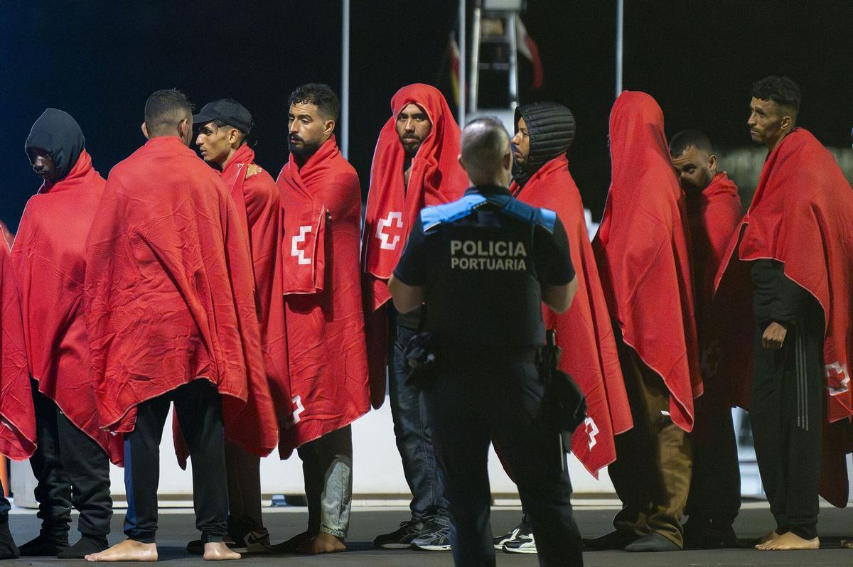 Un grupo de personas migrantes tras su llegada en cayuco a Lanzarote este agosto.