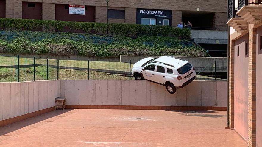 Rescatan un coche que quedó colgando de un muro en Montecerrao