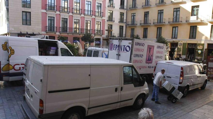 El Ayuntamiento quiere reducir el caos de camiones de reparto en el Centro incrementando el horario en una hora por la mañana.