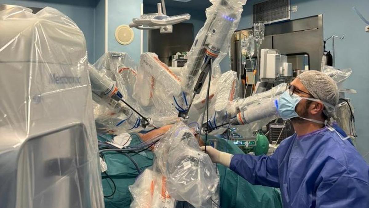 Un momento de una de las cirugías generales asistidas por robot realizadas en el Hospital Universitario San Jorge de Huesca.