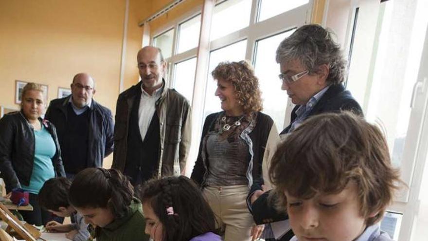 Alumnos de La Arena, ayer, durante la visita de la consejera Ana González.