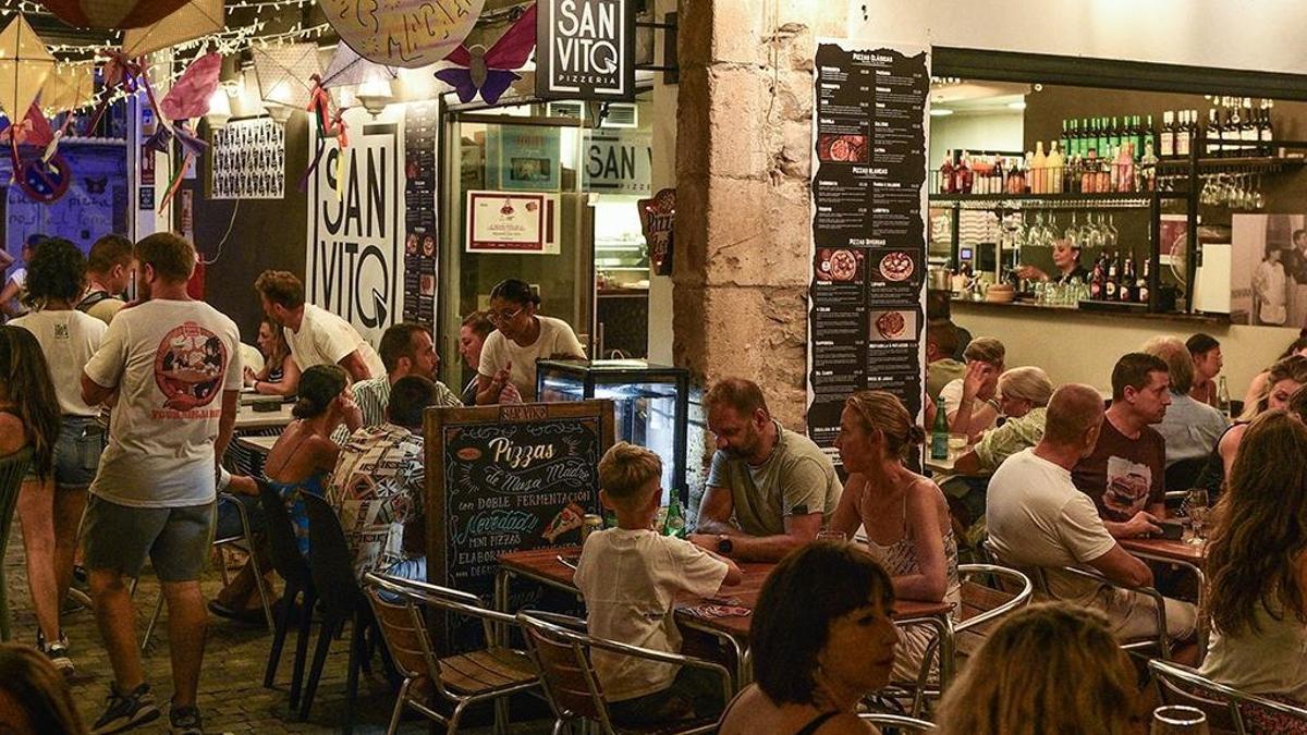 La terraza de San Vito, en els Magazinos de Dénia, repleta de clientes