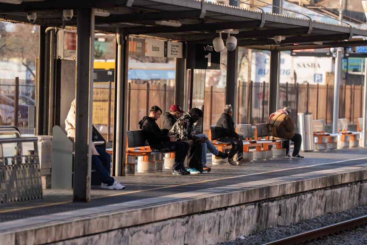 BADALONA 12/02/2026 Sociedad. Ambiente en la estación de Rodalies de Badalona el dia de temporal de viento en badalona. Foto de Zowy Voeten