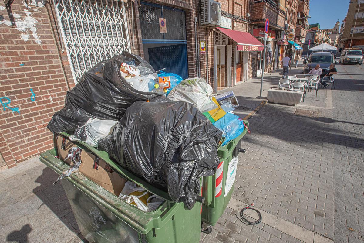 Contenedores abarrotados de basura tras la suspensión del servicio de recogida en Orihuela