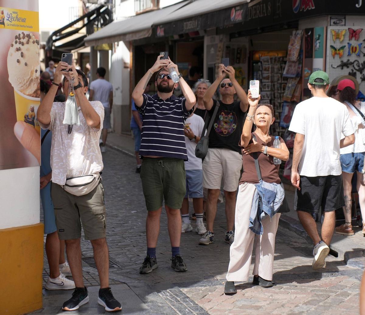 Así viven los turistas el calor de Córdoba en pleno agosto: abanicos, agua y visitas a primera hora Así viven los turistas el calor de Córdoba en pleno agosto: abanicos, agua y visitas a primera hora
