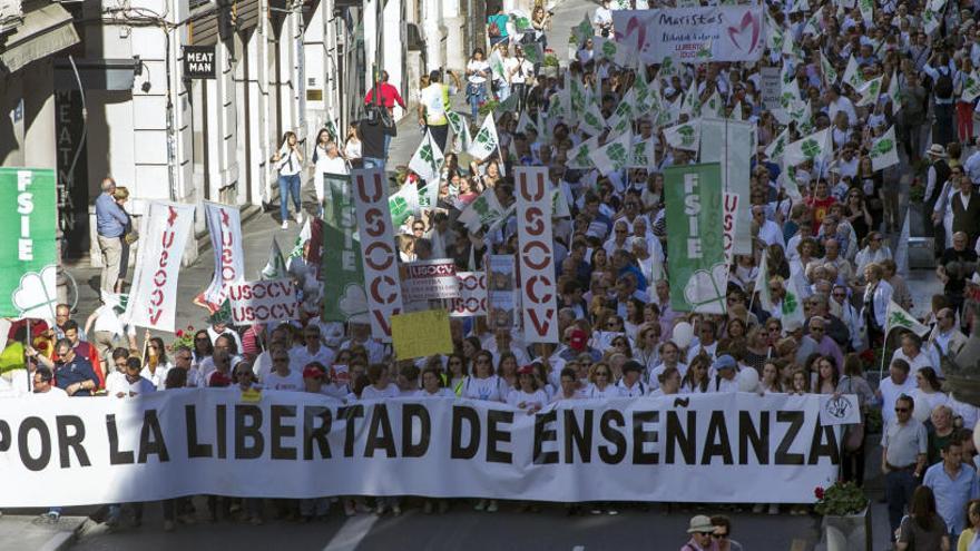 Padres de centros públicos y concertados piden el respaldo de Sánchez contra el plurilingüismo de Marzà