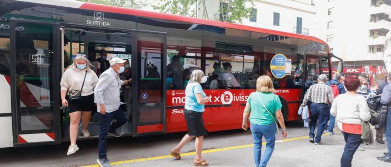 Un grupo de pasajeros baja de un autobús en una parada de la avenida Bartomeu Roselló, en el centro de la ciudad de Eivissa. | .VICENT MARÍ