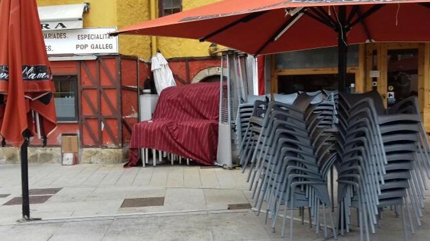 Un bar de Puigcerdà, tancat, aquest dimecres al matí |