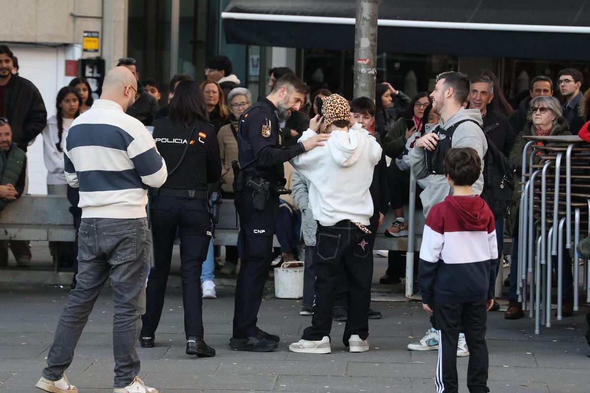 La policía pidiendo al joven que parase el espectáculo