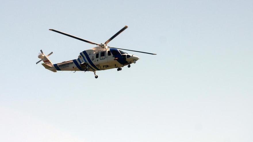 El helicóptero Pesca 1 acudió a la llamada de socorro de la pequeña que alertó sobre la caída de su madre.