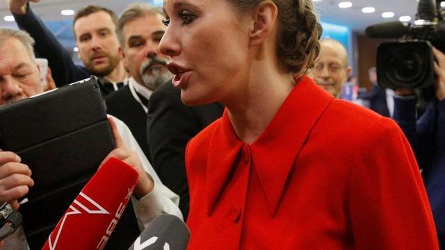 La ‘celebrity’ Ksénia Sobtxak parla amb els mitjans abans d’una roda de premsa del president Putin. | SERGUEI TXIRIKOV / EFE