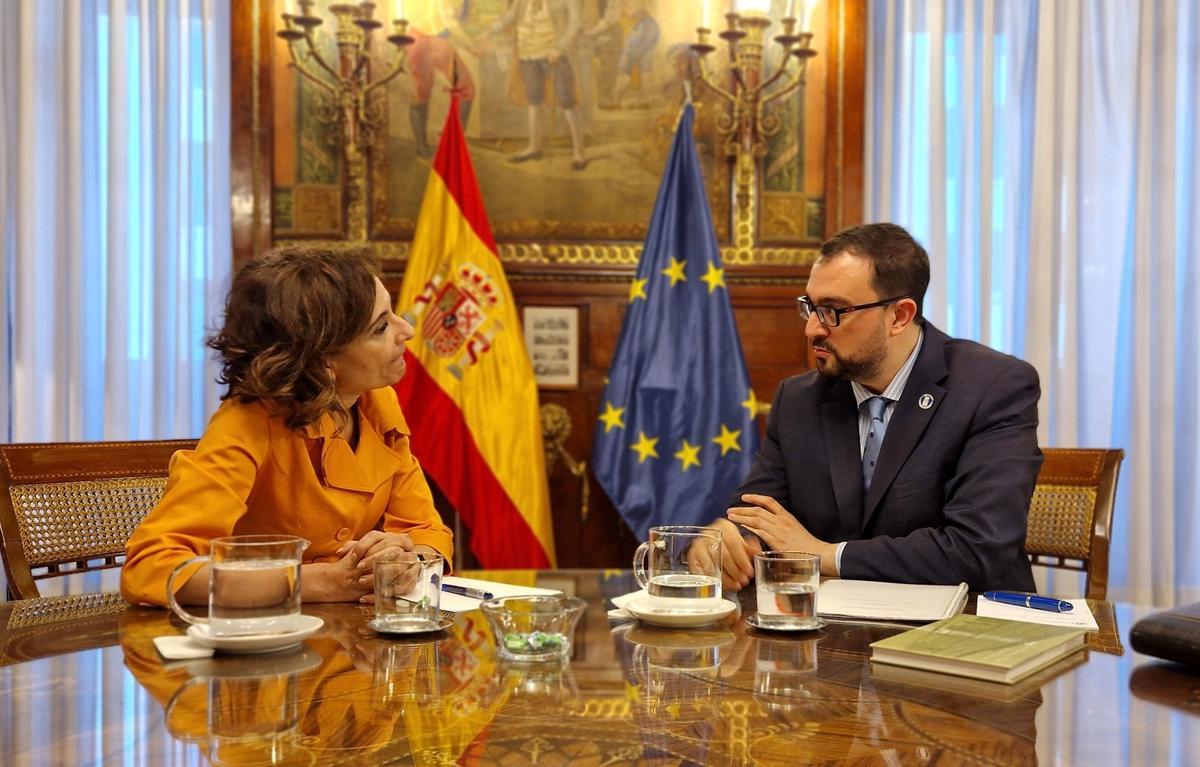 María Jesús Montero y Adrián Barbón, durante su reunión en Madrid.