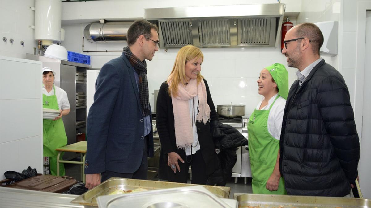 La alcaldesa, el presidente del Consell y el vicepresidente del Consorci, hablando con las cocineras de la escuela Montessori.