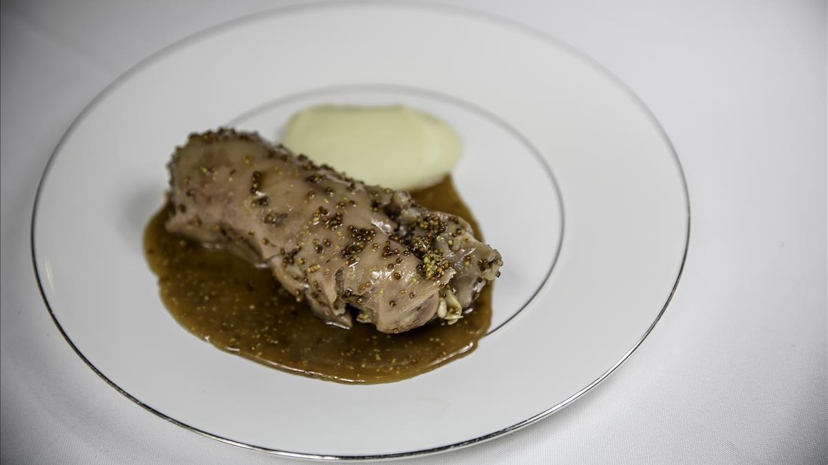 Las manitas de cerdo rellenas con 'pilota' de Gresca Bar.