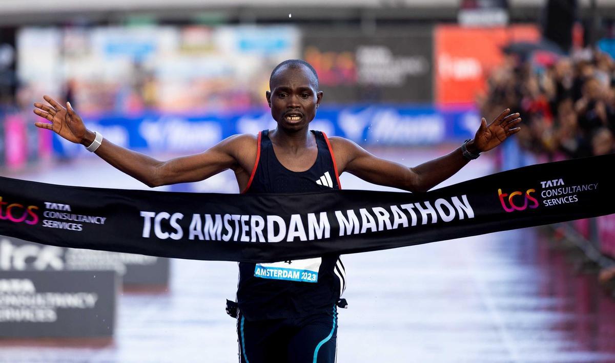 Joshua Belet, suspendido por dopaje, tras ganar la Maratón de Ámsterdam.