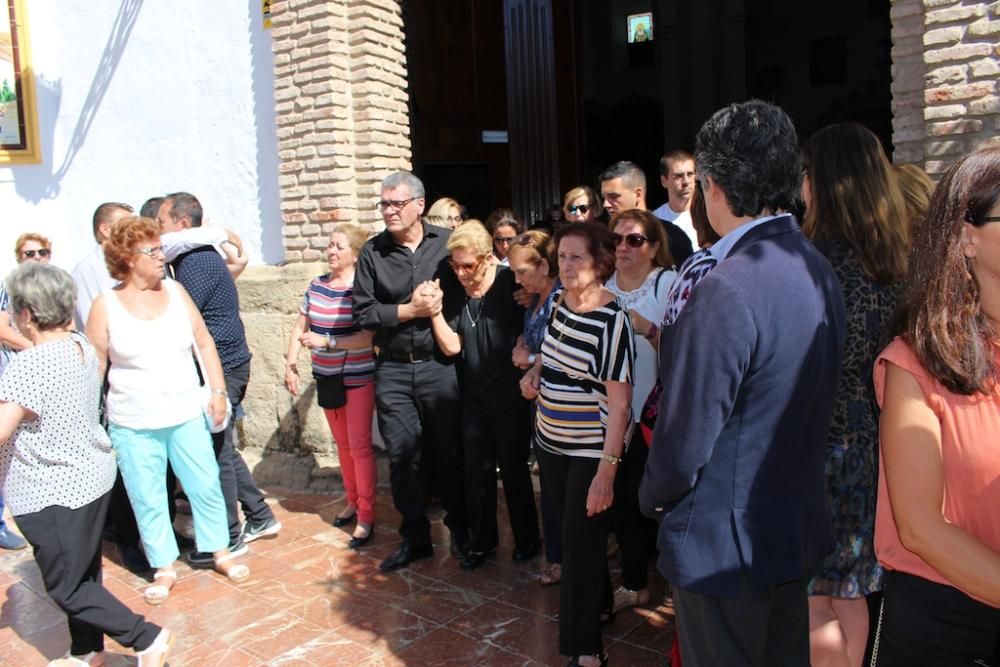 El diseñador de moda fue despedido por vecinos y familiares en la parroquia Nuestra Señora de la Encarnación tras fallecer el pasado sábado a los 46 años de edad a causa de un cáncer