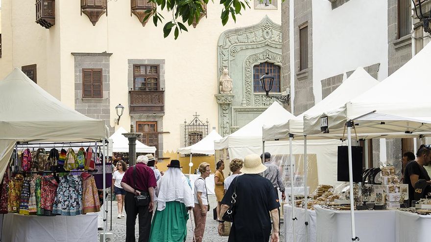 &quot;Tiene de todo&quot;: este es el mercadillo de Gran Canaria que ha enamorado a una de las tiktokers más virales