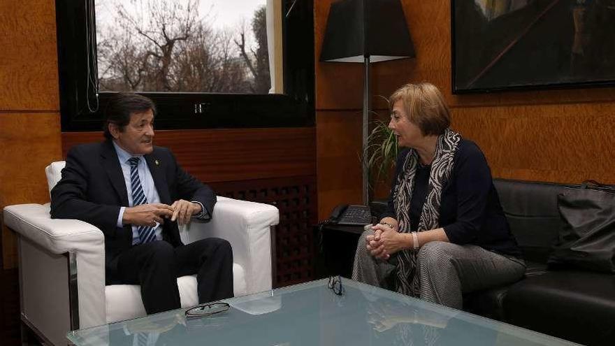 Mariví Monteserín, reunida con Javier Fernández, ayer, en la sede de Presidencia.