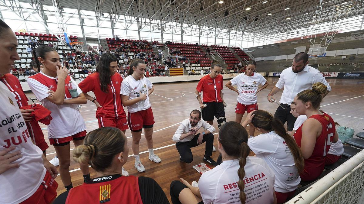 Pau Fuster donant indicacions durant un temps mort