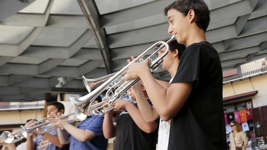 Un grupo de músicos realiza una actuación en la plaza redonda de Valencia para presentar el festival