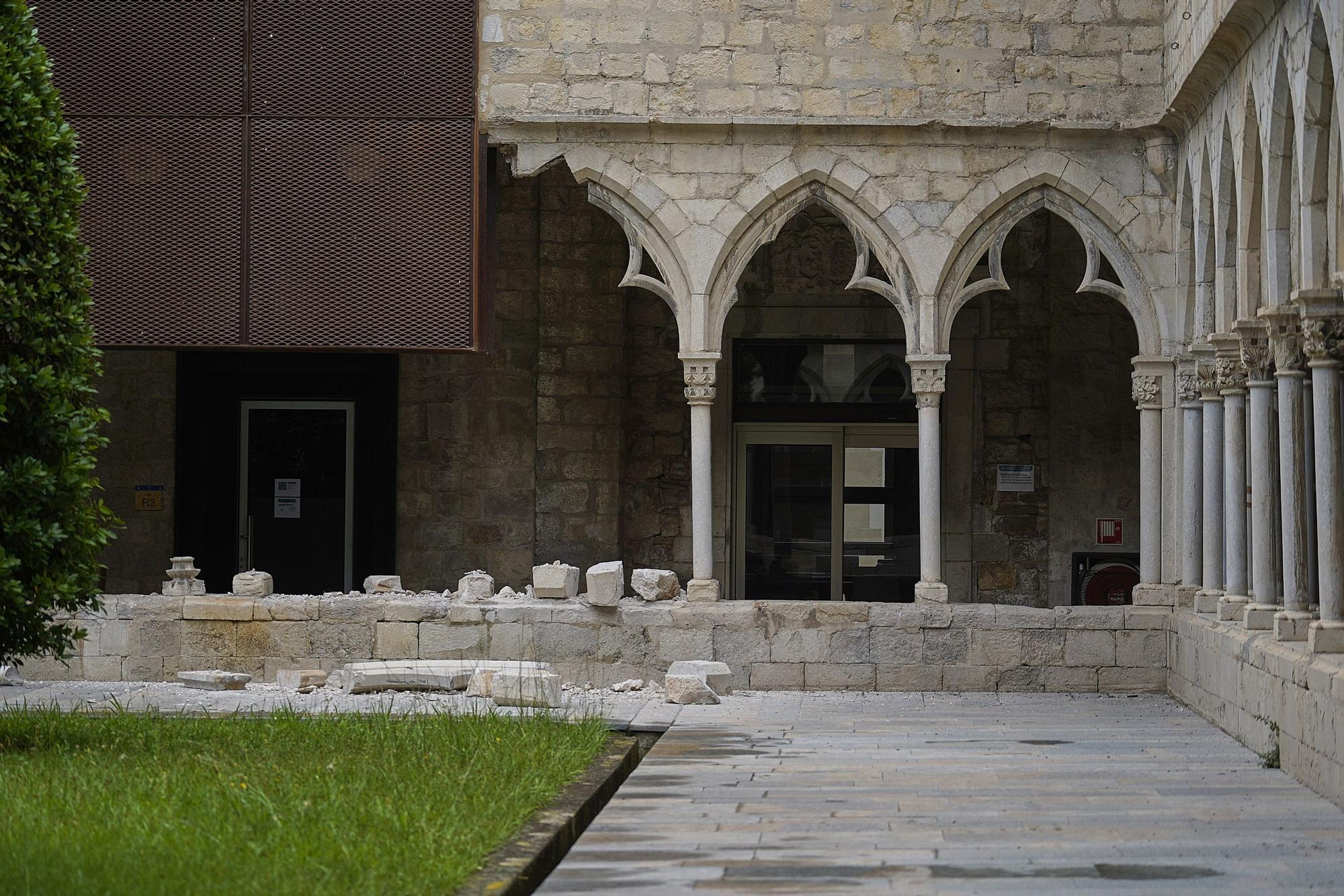 S'ensorra part del claustre de la Facultat de Lletres de la UdG