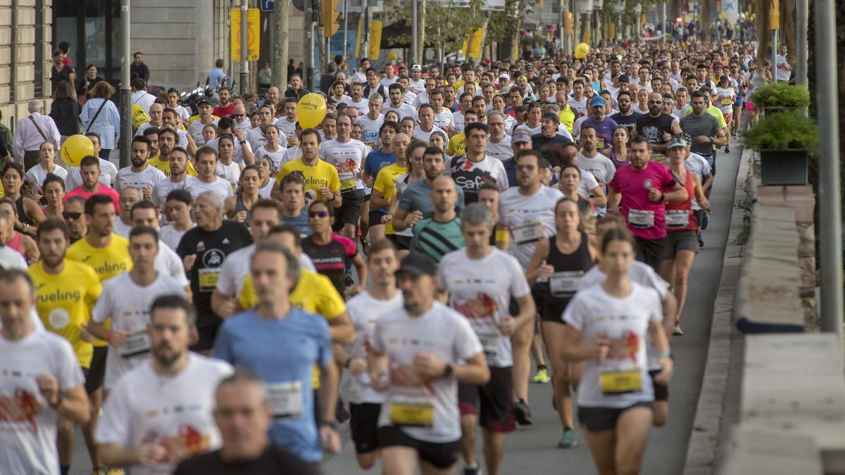 Los corredores en el paseo de Colón
