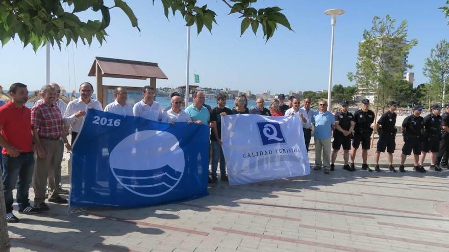 Colocación de las banderas azules en playas de Calvià