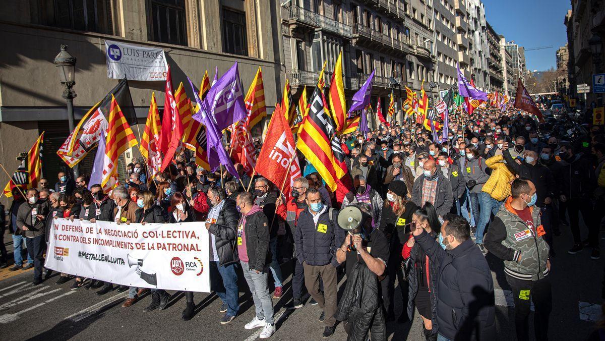 Protesta de trabajadores del metal por la Via Laietana de Barcelona.