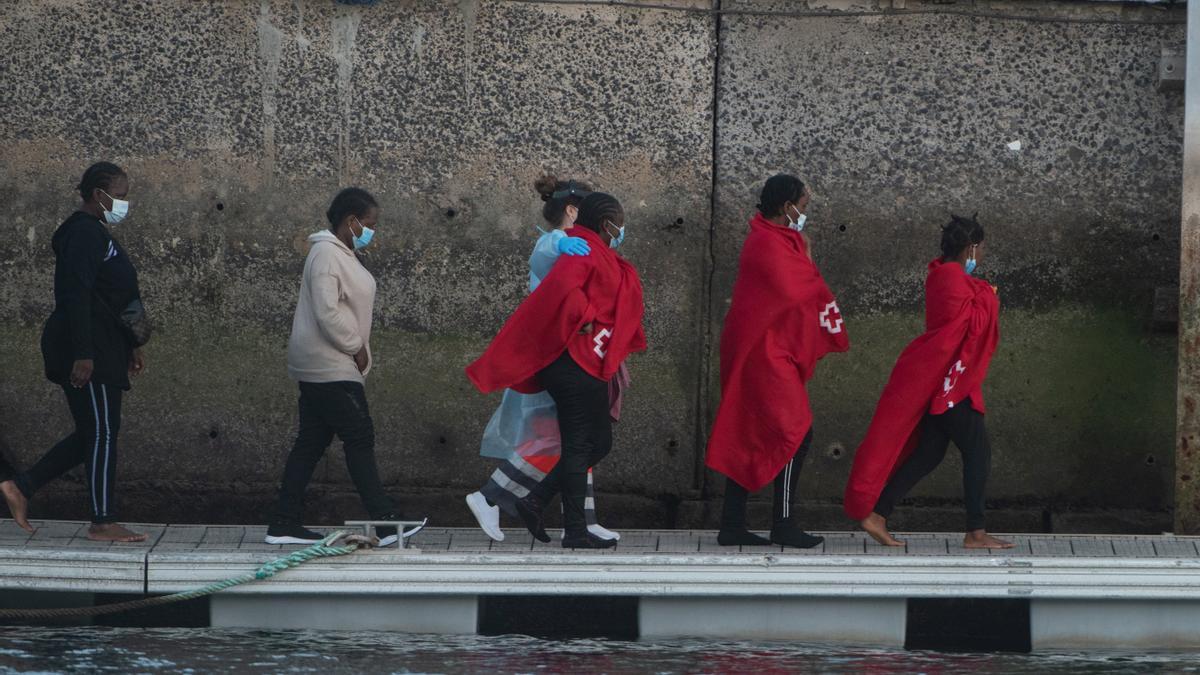 Salvamento Marítimo rescata una patera con 45 inmigrantes subsaharianos en aguas cercanas a Fuerteventura